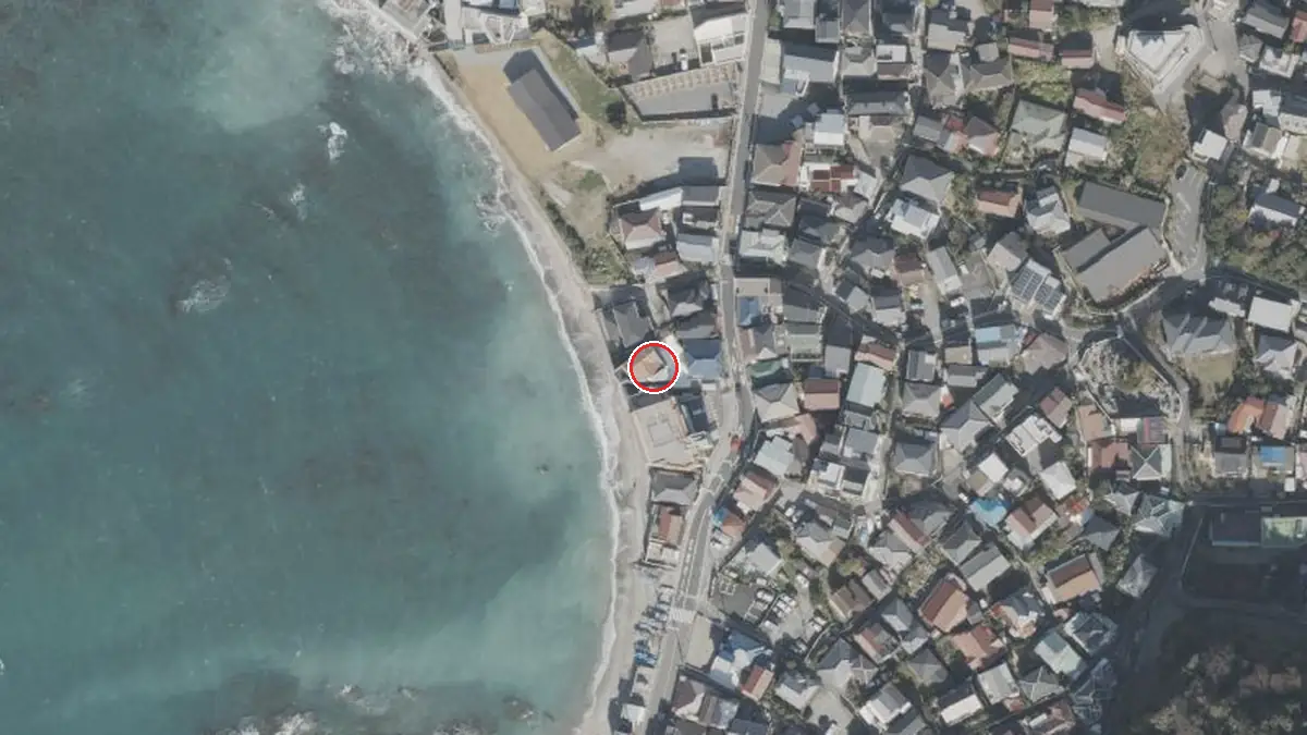 上空から見たTHE HOUSE on the beach（中心の赤い輪が会場の位置）