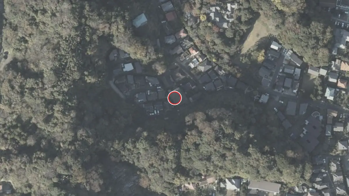 上空から見た鎌倉能舞台（中心の赤い輪が会場の位置）