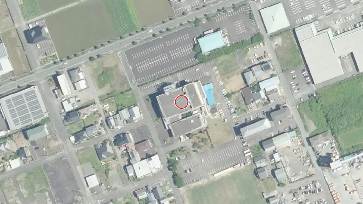上空から見た宿毛市総合社会福祉センター（中心の赤い輪が会場の位置）