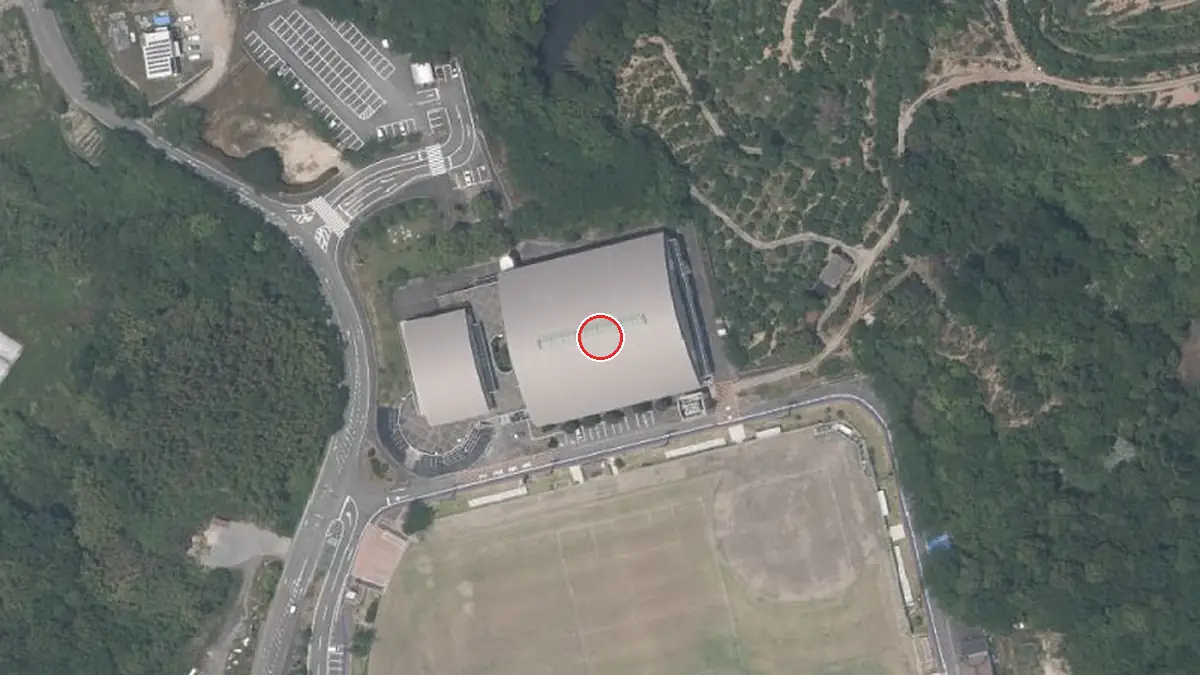 上空から見た大矢野総合体育館（中心の赤い輪が会場の位置）