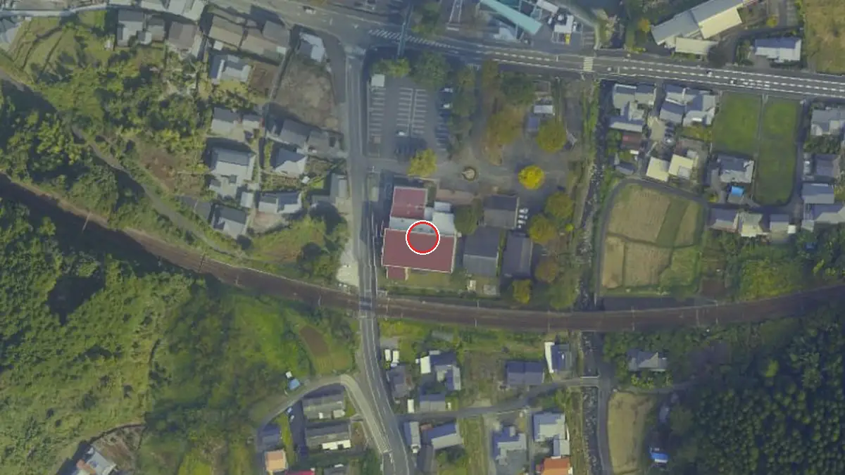 上空から見た津奈木町つなぎ文化センター（中心の赤い輪が会場の位置）