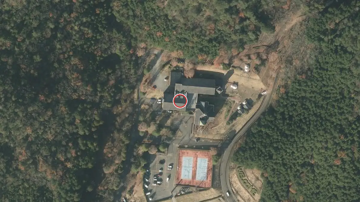 上空から見た亀岡市交流会館（中心の赤い輪が会場の位置）