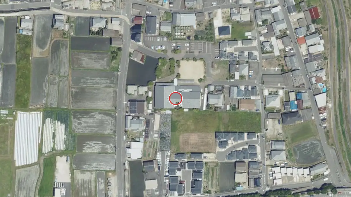 上空から見た木津川市会館中央交流会館（中心の赤い輪が会場の位置）