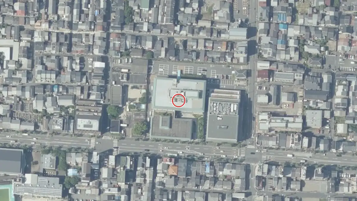 上空から見た京都アスニー（京都市生涯学習総合センター）（中心の赤い輪が会場の位置）