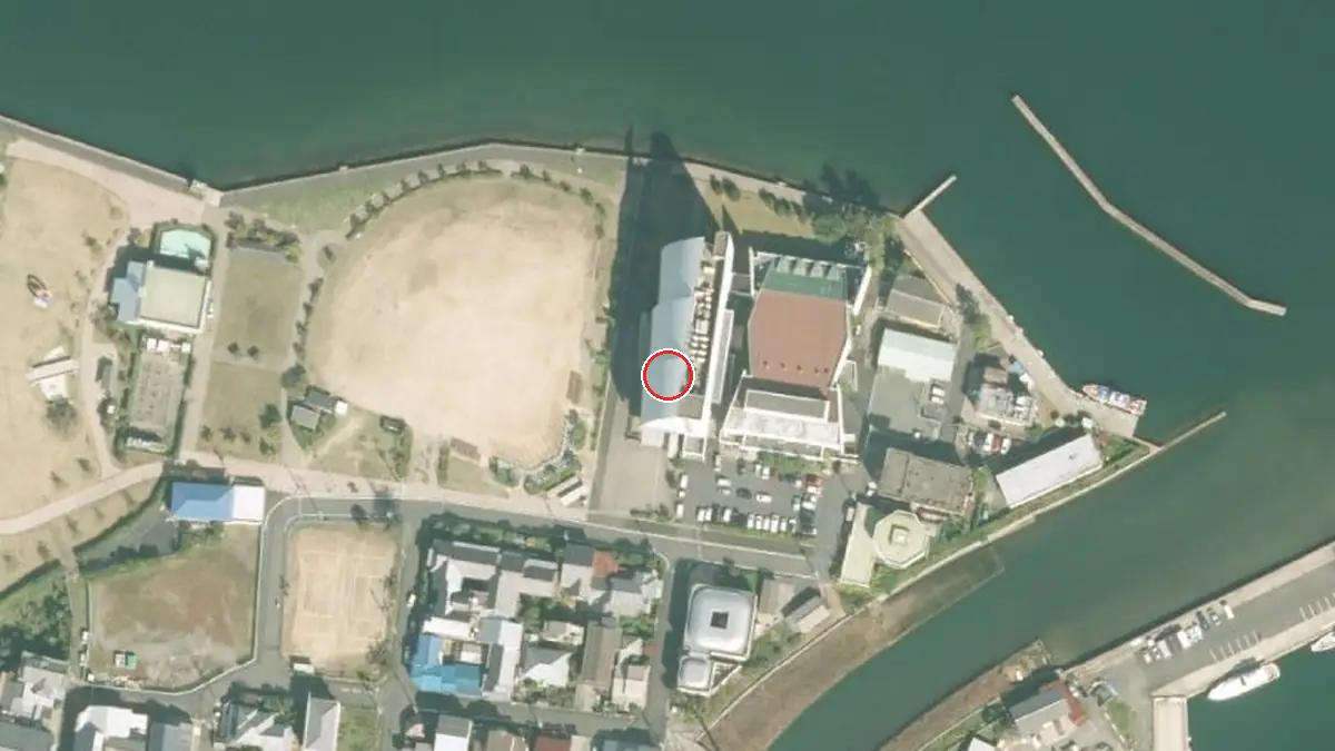 上空から見た宮津市みやづ歴史の館（中心の赤い輪が会場の位置）