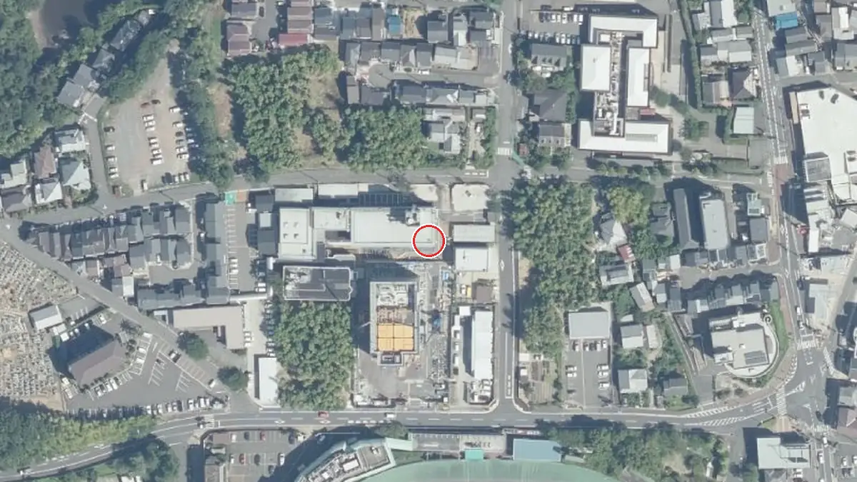 上空から見た永守重信市民会館（中心の赤い輪が会場の位置）