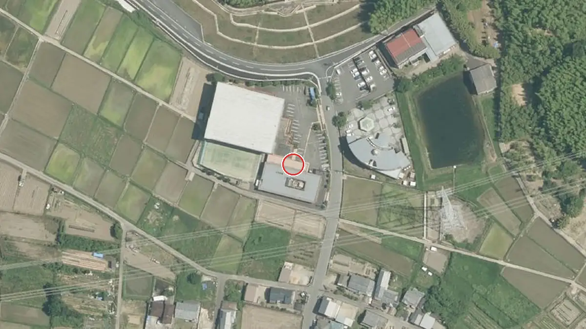 上空から見た京都府立山城勤労者福祉会館（中心の赤い輪が会場の位置）