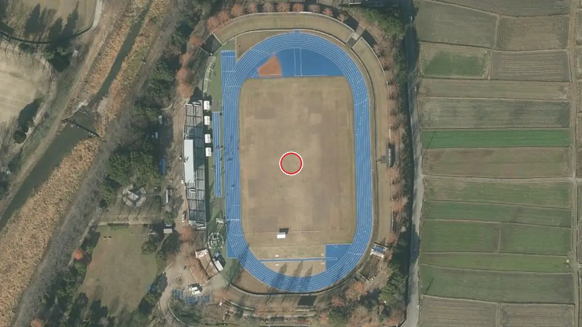上空から見た亀岡運動公園 陸上競技場（中心の赤い輪が会場の位置）