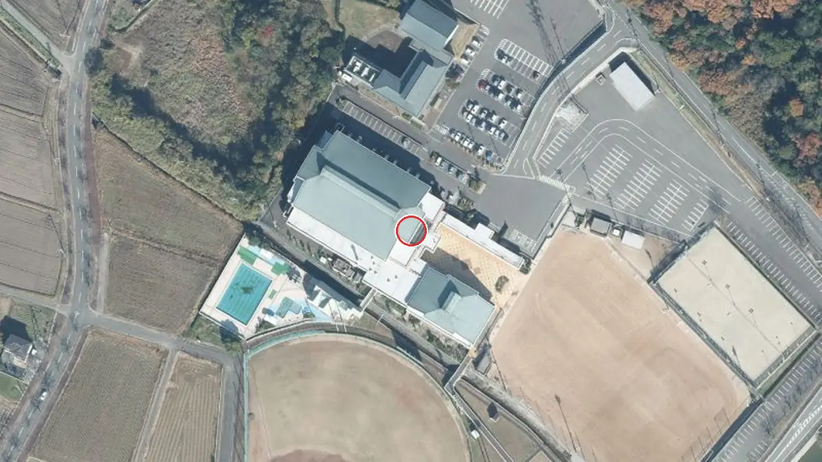 上空から見た員弁運動公園体育館（中心の赤い輪が会場の位置）