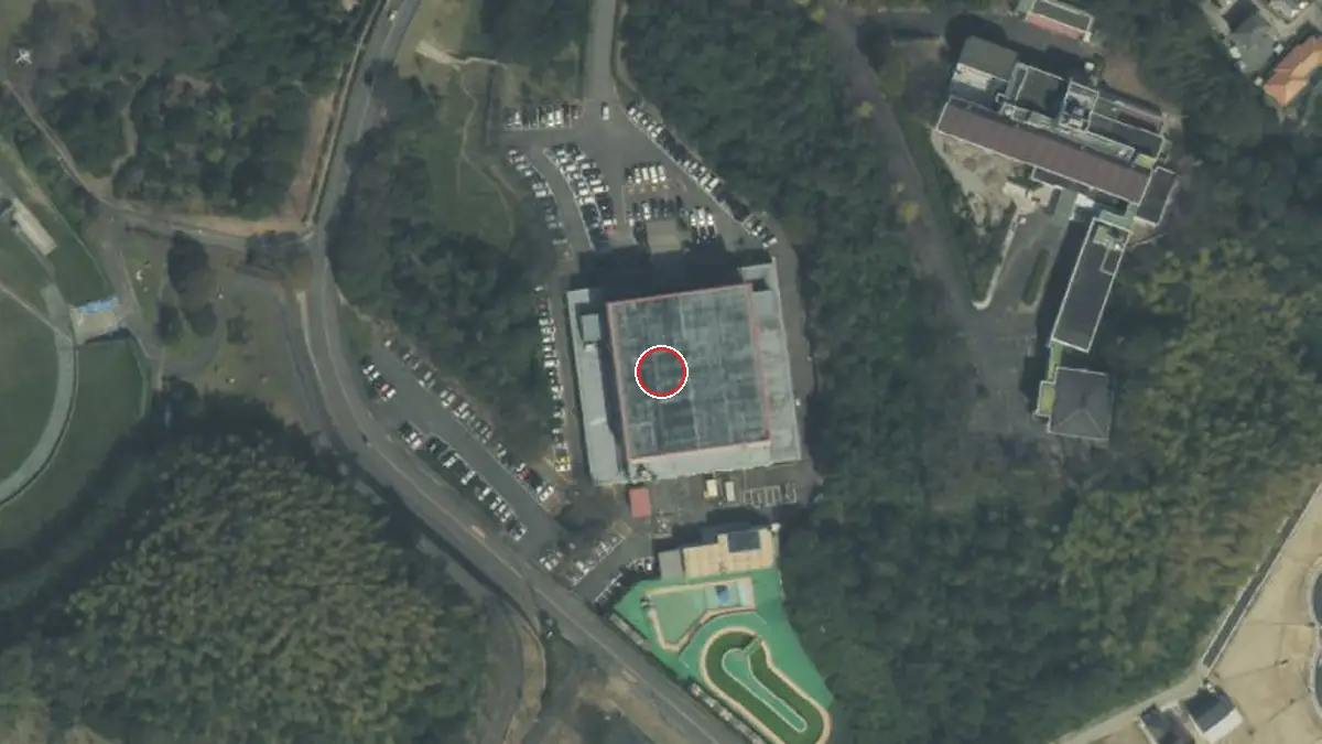上空から見た三十三銀行アリーナ（中心の赤い輪が会場の位置）
