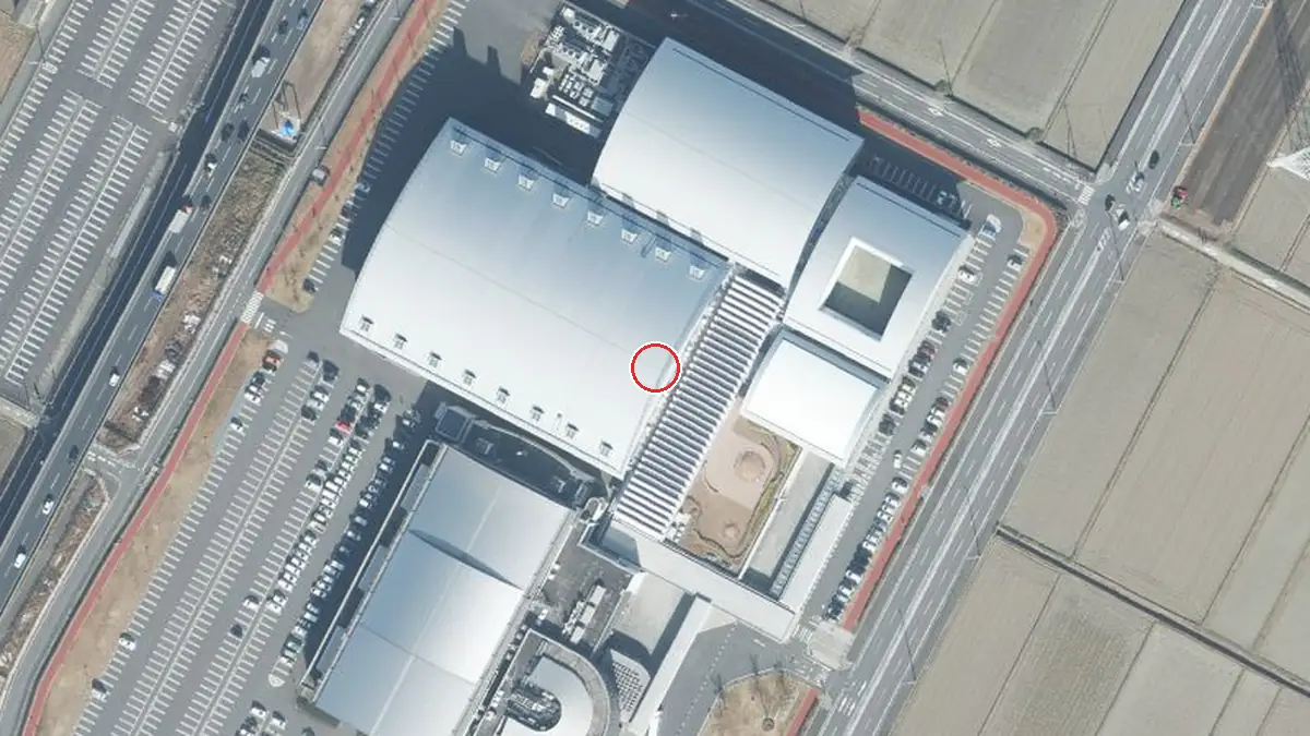 上空から見た津市産業・スポーツセンター（中心の赤い輪が会場の位置）