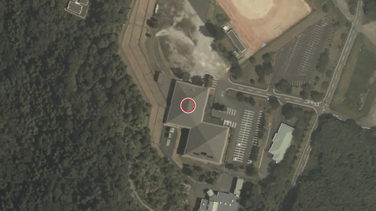 上空から見た藤原文化センター（中心の赤い輪が会場の位置）