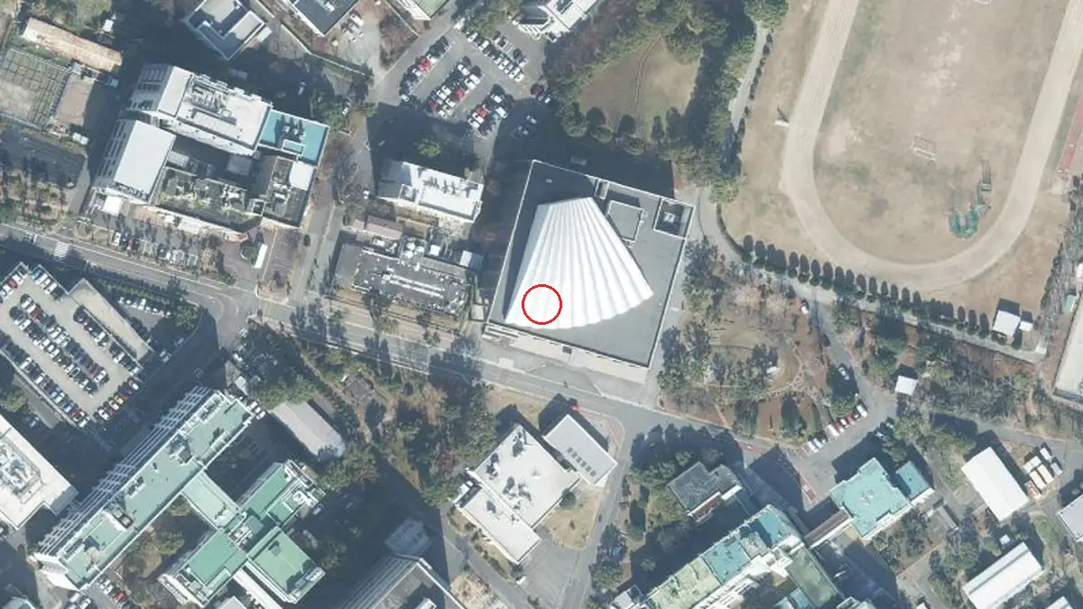 上空から見た三重大学 三翠ホール（中心の赤い輪が会場の位置）