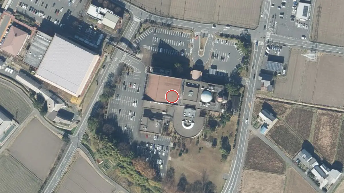 上空から見た東員町総合文化センター（中心の赤い輪が会場の位置）