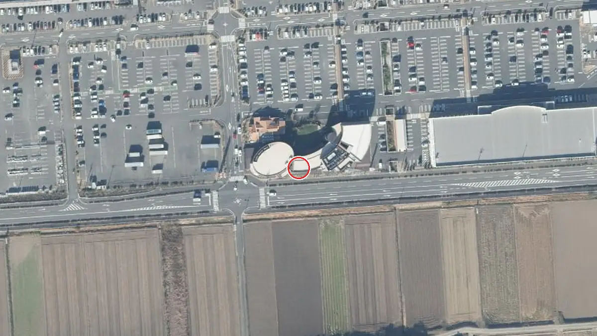 上空から見た鈴鹿 VOICE HALL （ 鈴鹿コミュニティー）（中心の赤い輪が会場の位置）