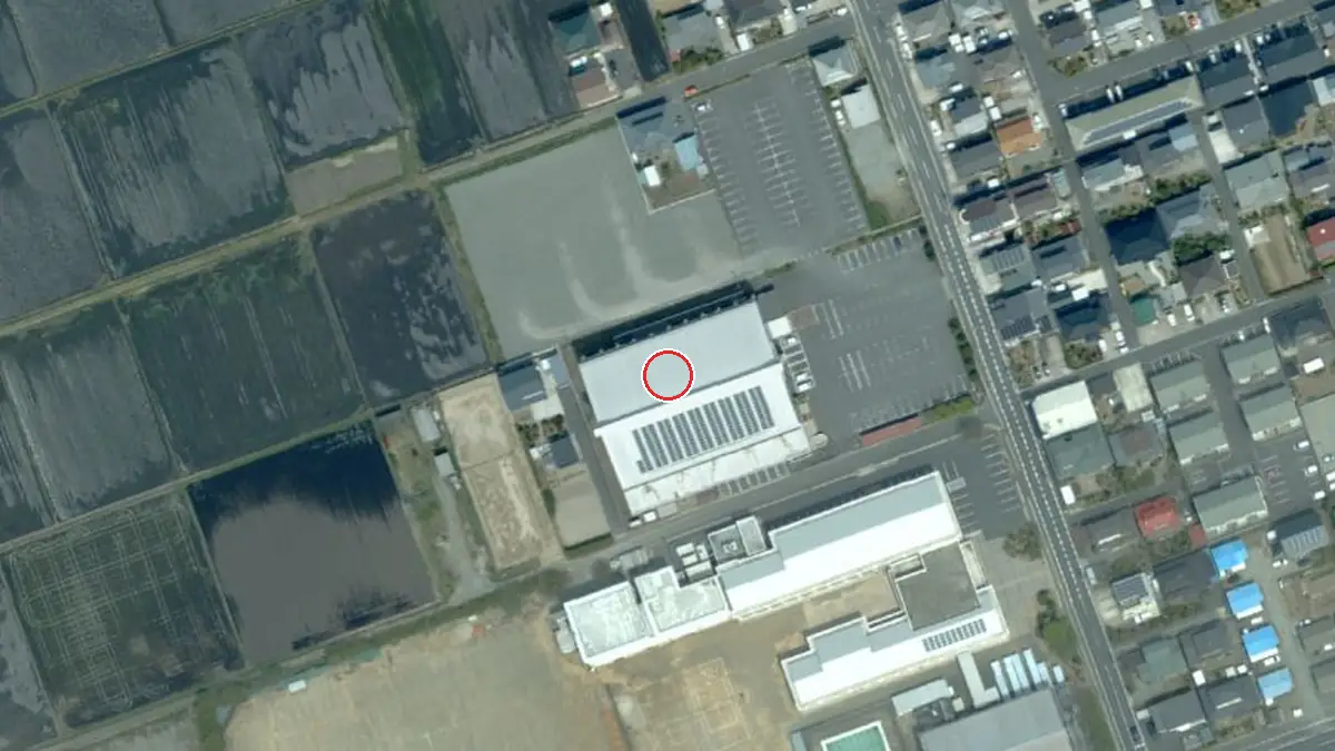 上空から見た東松島市民体育館（中心の赤い輪が会場の位置）