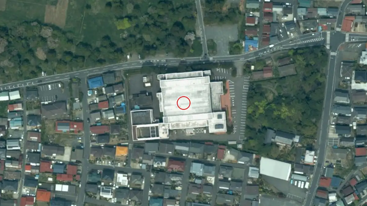 上空から見た石巻市総合体育館（中心の赤い輪が会場の位置）