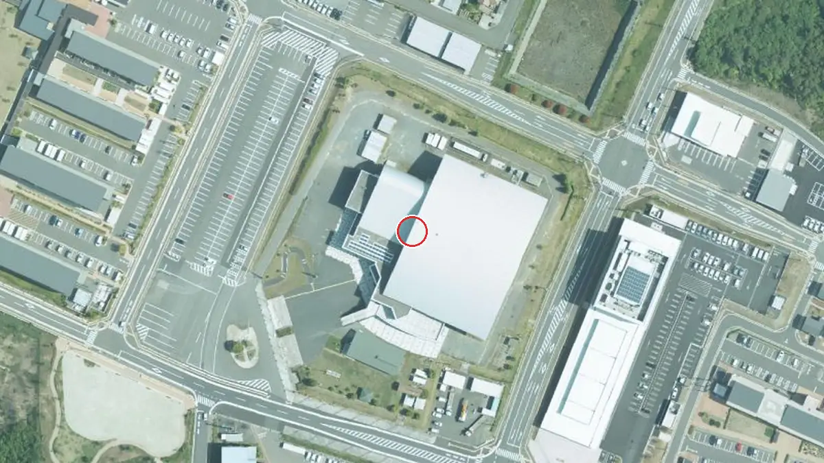 上空から見た南三陸町総合体育館 ベイサイドアリーナ（中心の赤い輪が会場の位置）