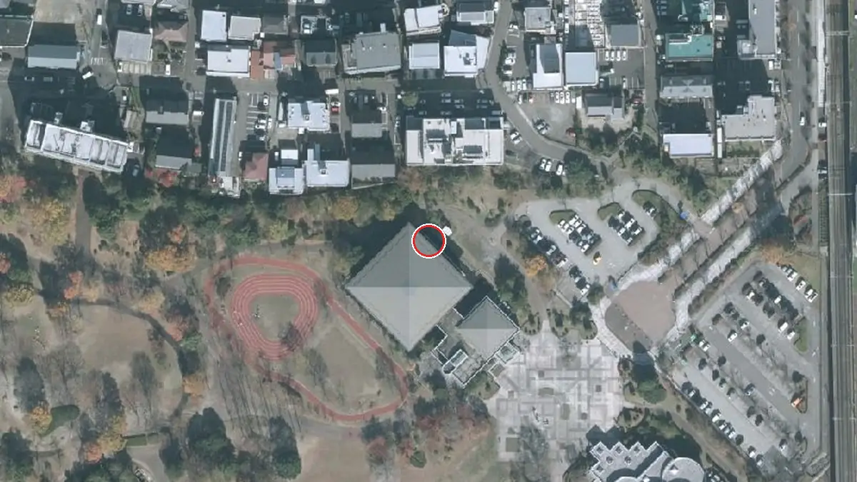 上空から見たやまいちサステナパーク七北田公園体育館（中心の赤い輪が会場の位置）