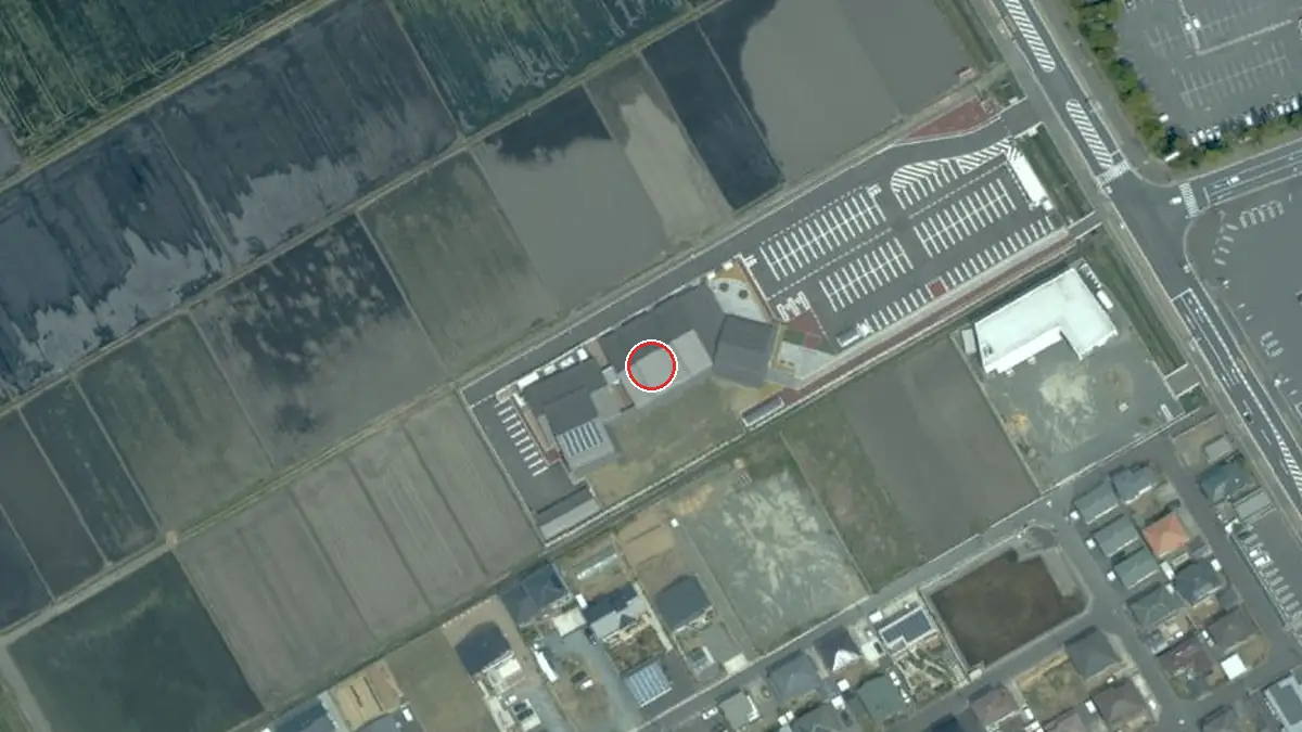 上空から見た東松島市 矢本西市民センター（中心の赤い輪が会場の位置）