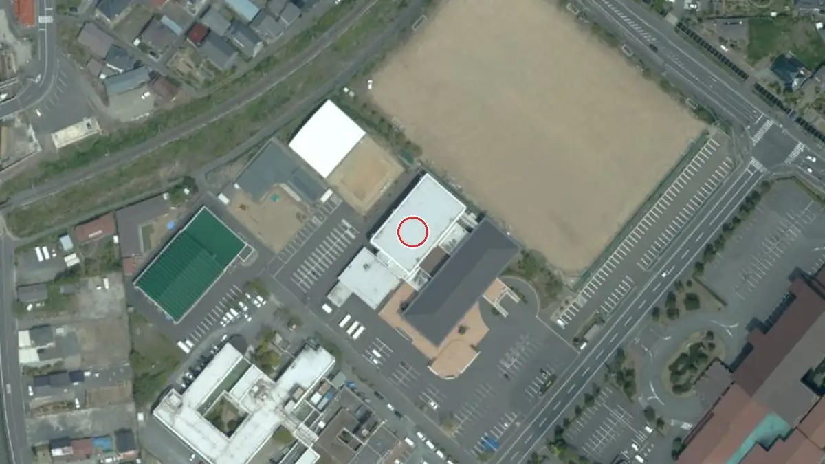 上空から見た松島町文化観光交流館 アトレ・るHall（中心の赤い輪が会場の位置）