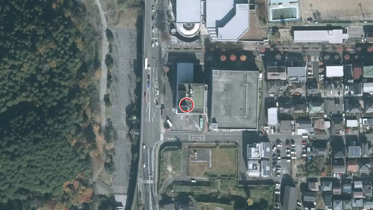 上空から見た仙台市旭ヶ丘市民センター（中心の赤い輪が会場の位置）