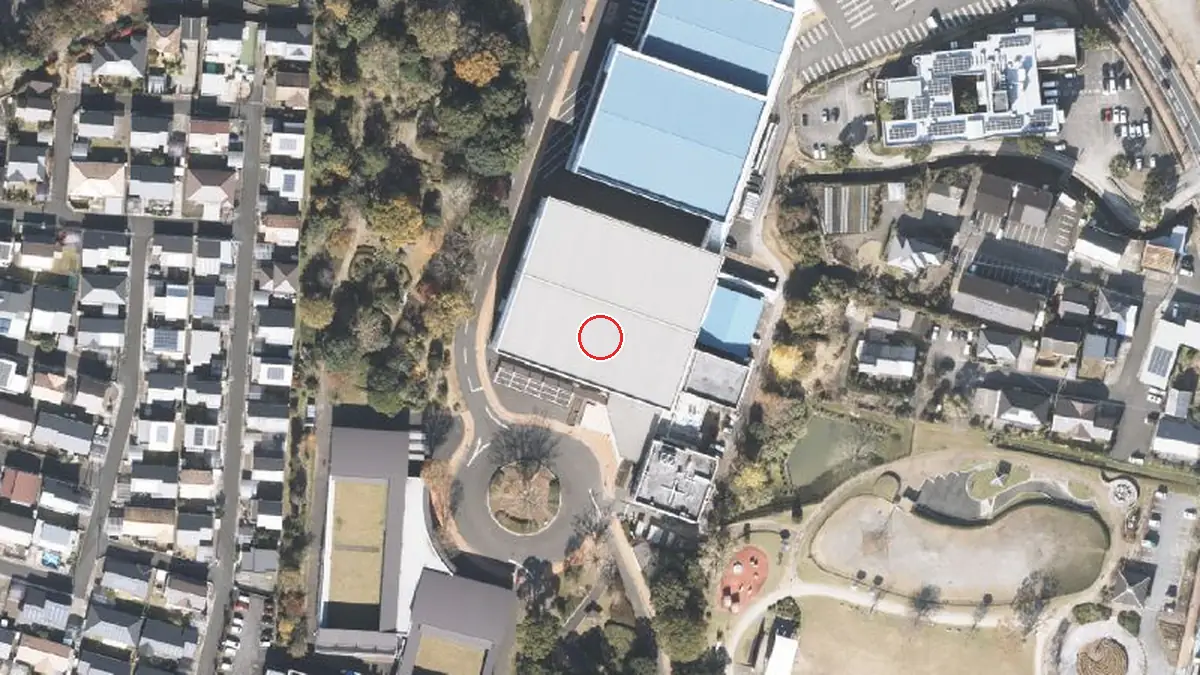 上空から見た早水公園体育文化センター（中心の赤い輪が会場の位置）