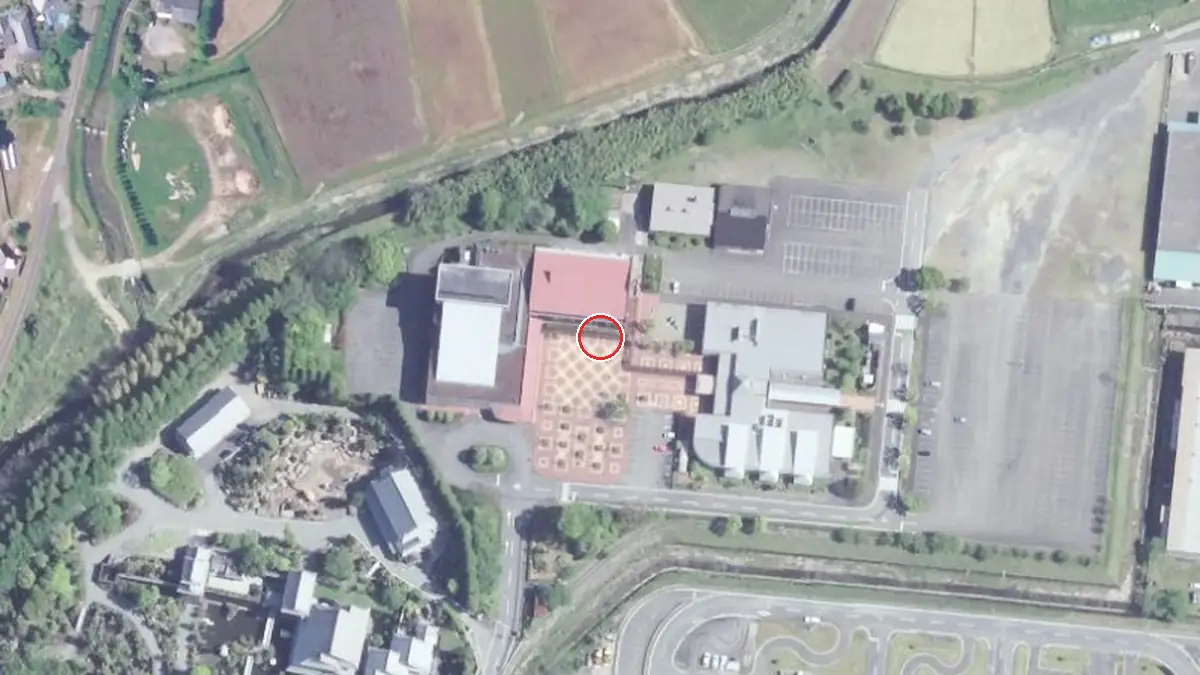 上空から見たえびの市文化センター（中心の赤い輪が会場の位置）