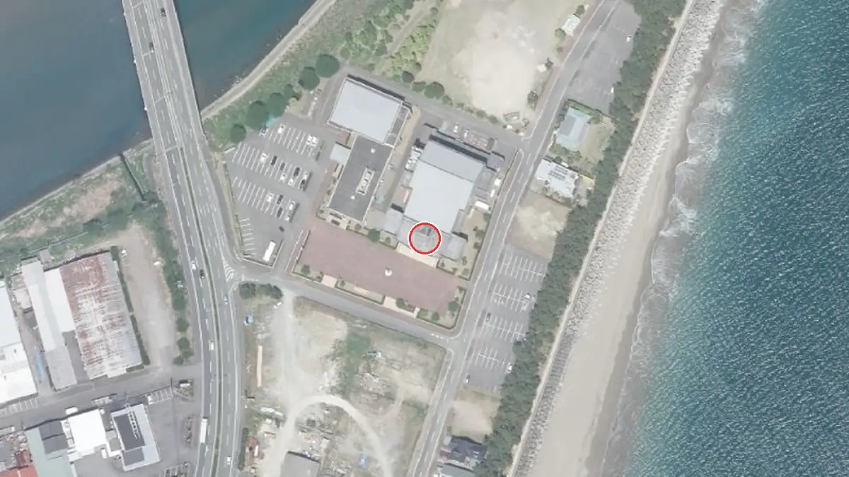 上空から見た門川町総合文化会館（中心の赤い輪が会場の位置）