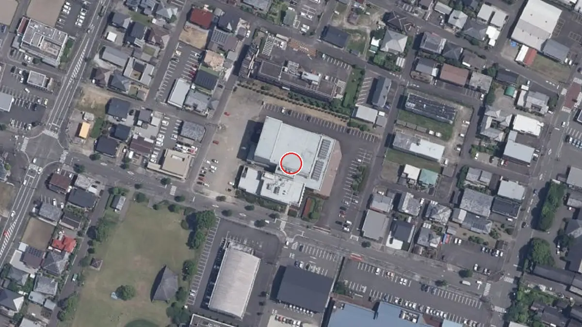 上空から見たたかしんホール(高鍋町中央公民館)（中心の赤い輪が会場の位置）
