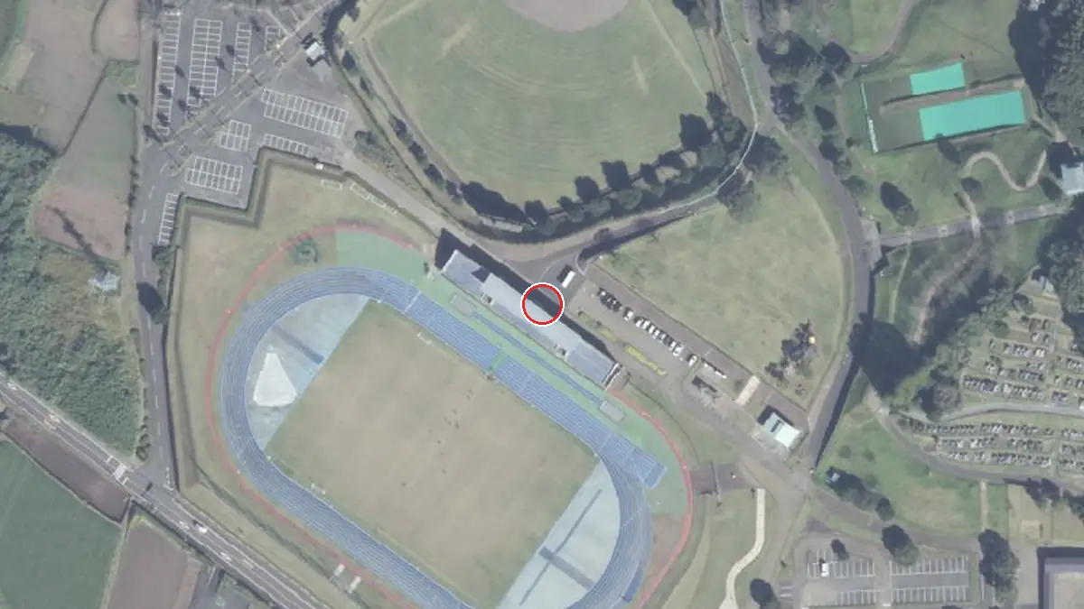 上空から見た串間市総合運動公園 陸上競技場（中心の赤い輪が会場の位置）