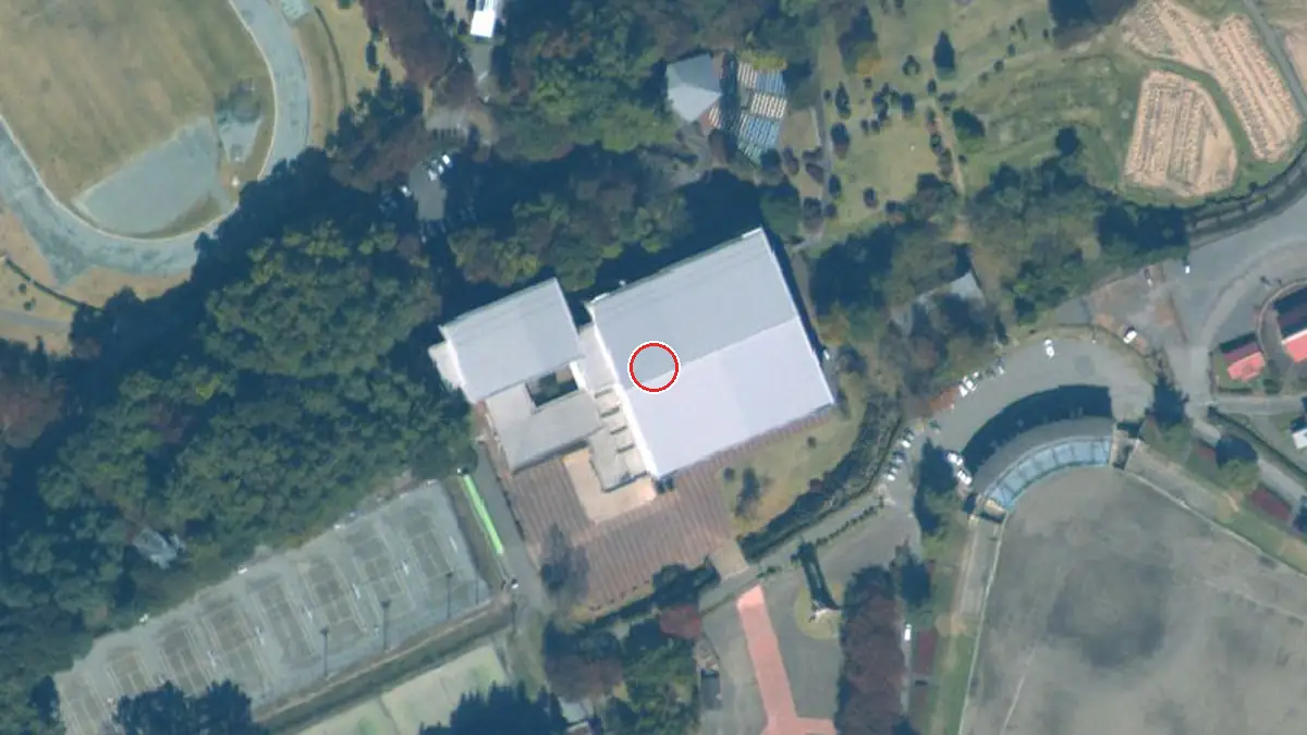上空から見た茅野市運動公園 総合体育館（中心の赤い輪が会場の位置）