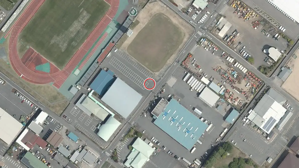 上空から見た飯田市松尾総合運動場（中心の赤い輪が会場の位置）
