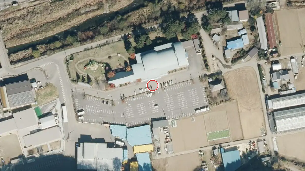 上空から見た川上村文化センター（中心の赤い輪が会場の位置）