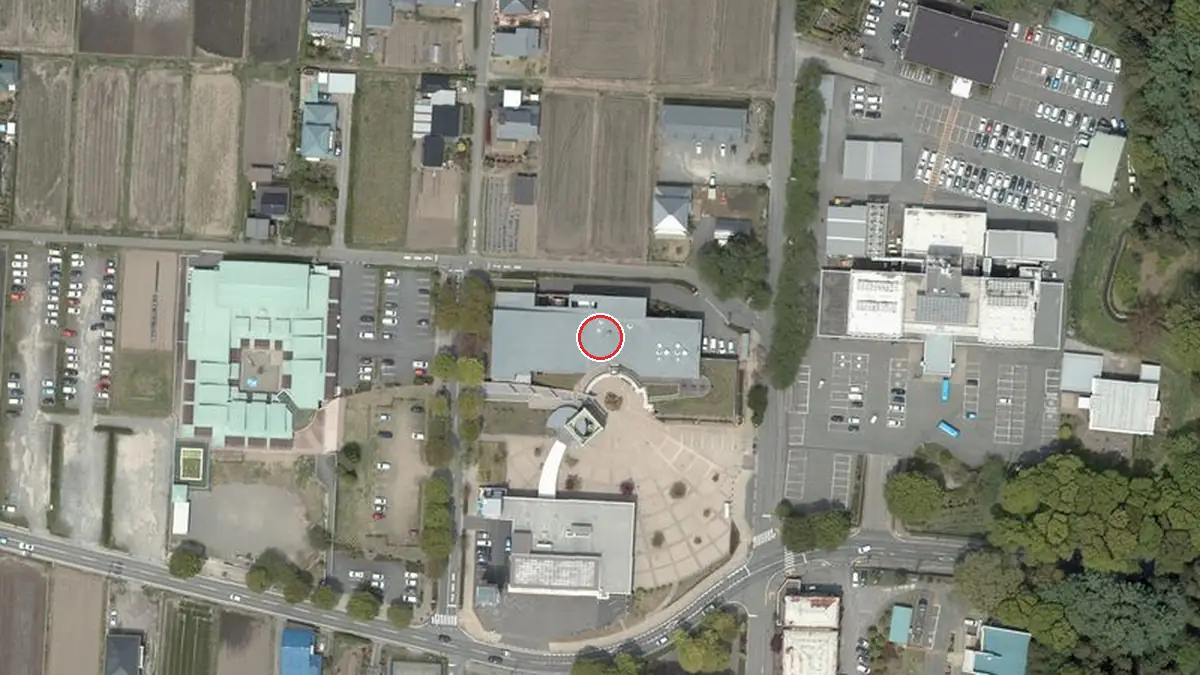 上空から見た箕輪町文化センター（中心の赤い輪が会場の位置）