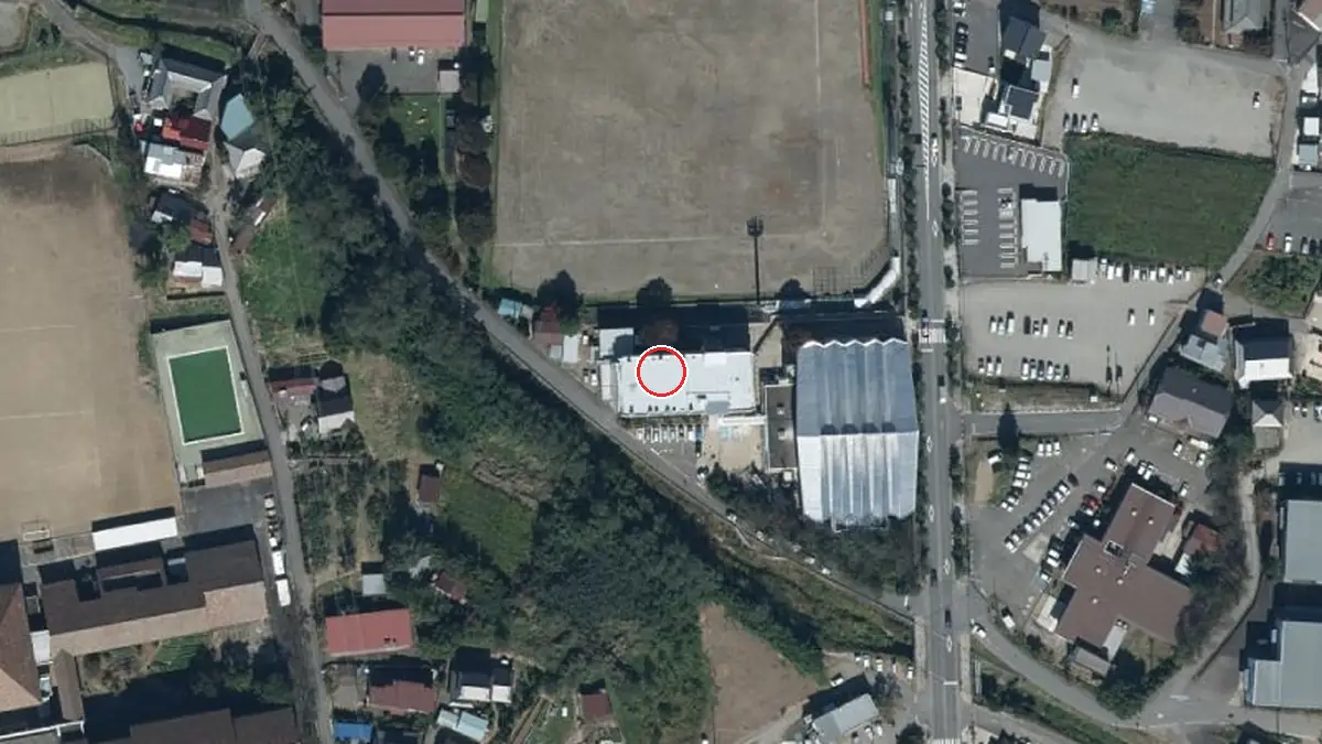 上空から見た坂城町文化センター（中心の赤い輪が会場の位置）