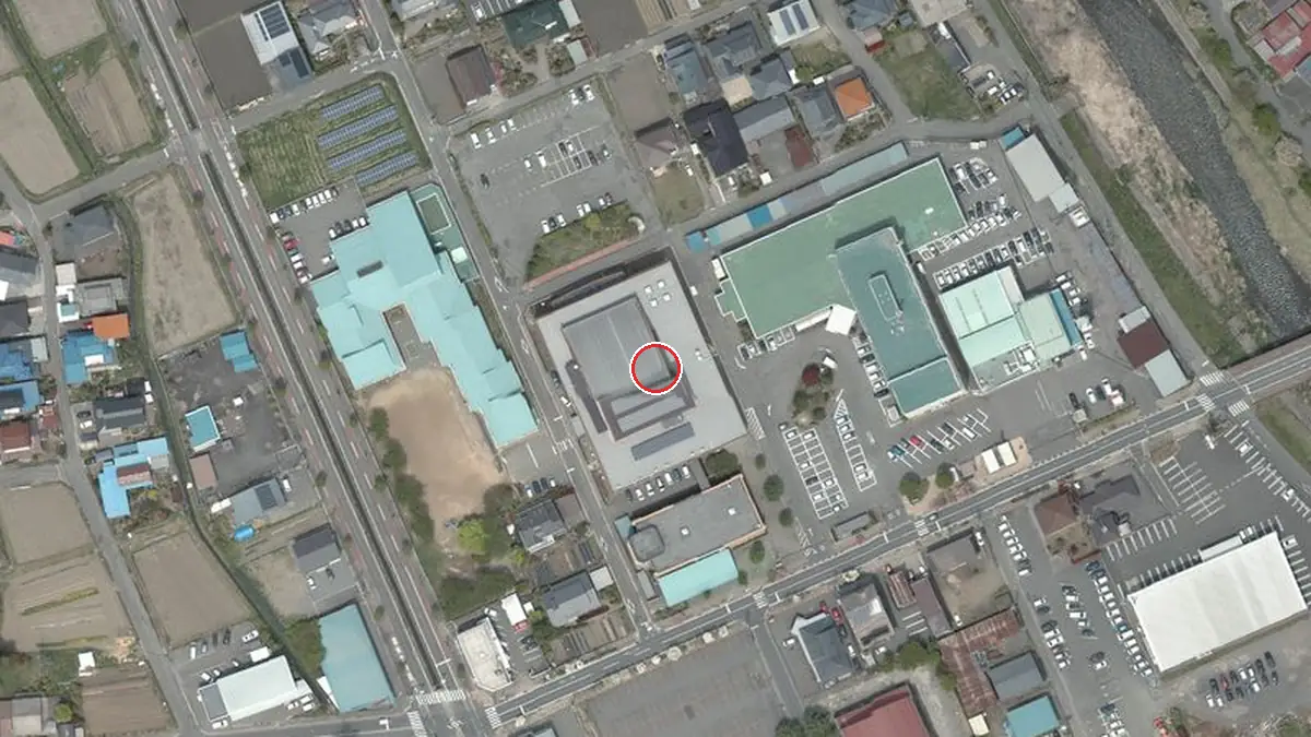 上空から見た辰野町民会館（中心の赤い輪が会場の位置）