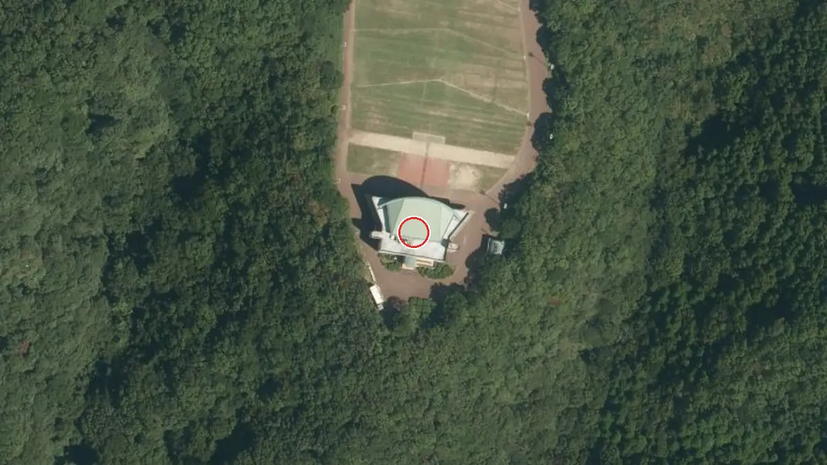 上空から見た稲佐山公園野外ステージ（中心の赤い輪が会場の位置）
