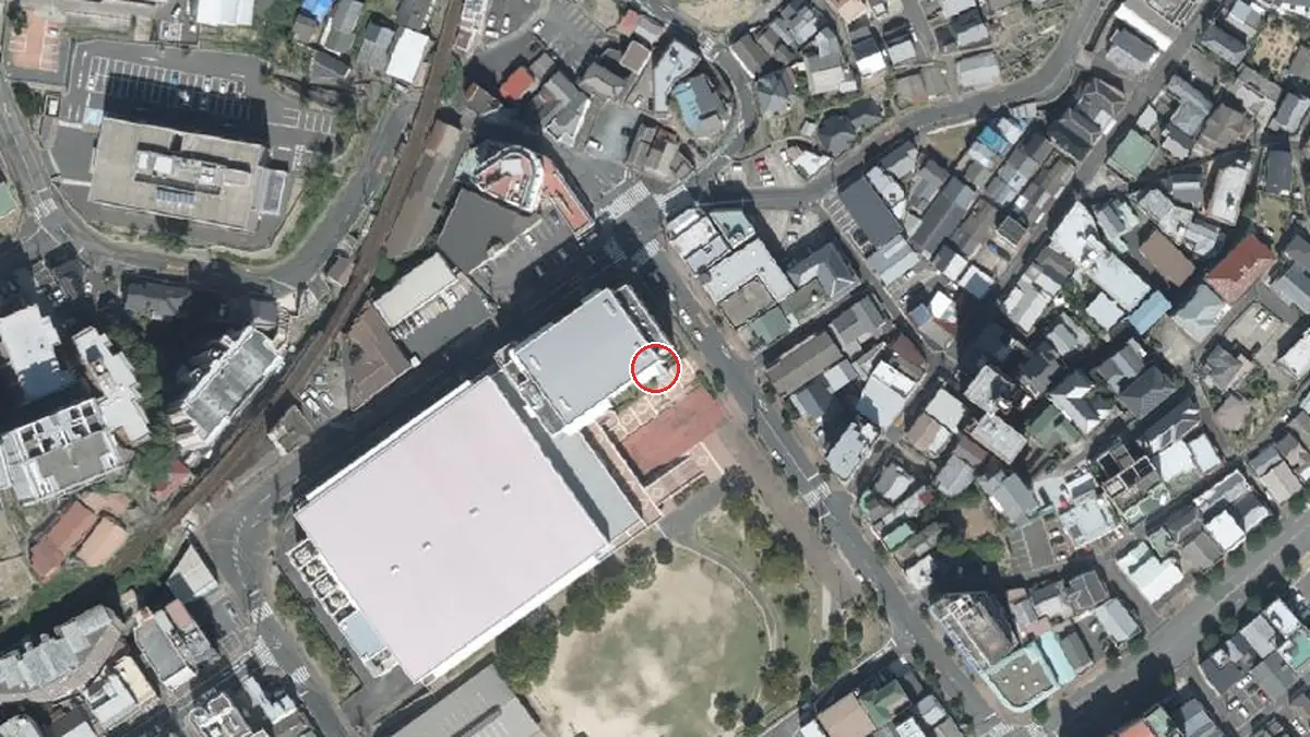 上空から見た佐世保市体育文化館(コミュニティセンターホール)（中心の赤い輪が会場の位置）