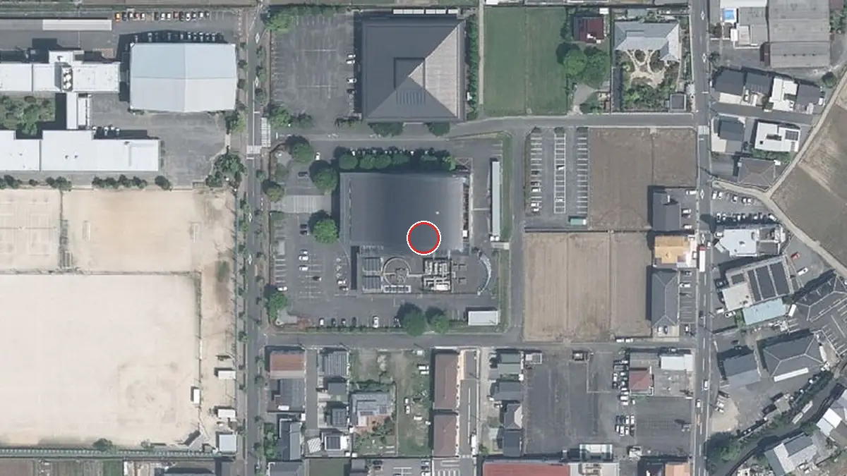 上空から見た波佐見町総合文化会館（ウェイブホール）（中心の赤い輪が会場の位置）