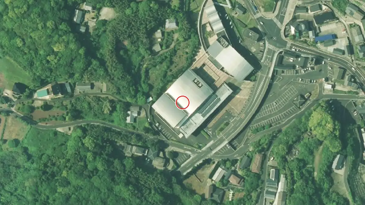 上空から見た壱岐の島ホール(壱岐文化ホール)（中心の赤い輪が会場の位置）
