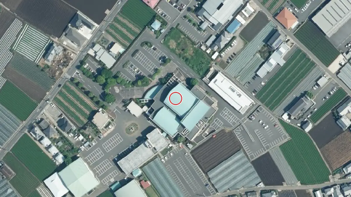 上空から見た島原市 有明文化会館（中心の赤い輪が会場の位置）