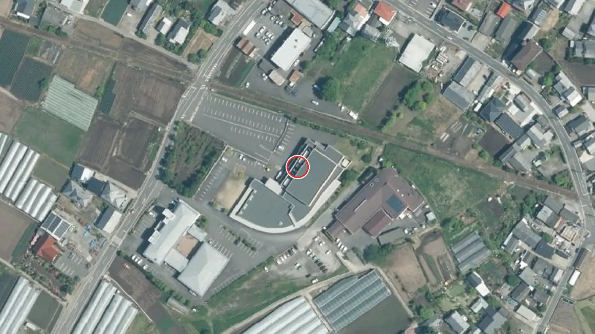 上空から見た雲仙市国見町文化会館（中心の赤い輪が会場の位置）