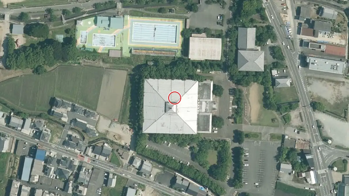 上空から見た芝運動公園総合体育館（中心の赤い輪が会場の位置）