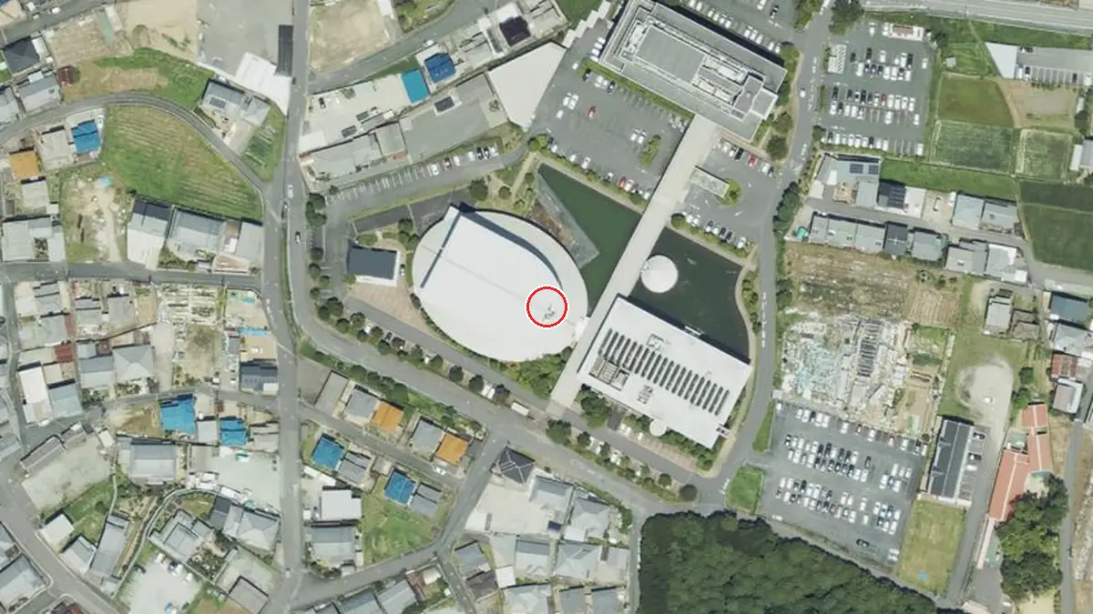 上空から見たあらかしホール（中心の赤い輪が会場の位置）