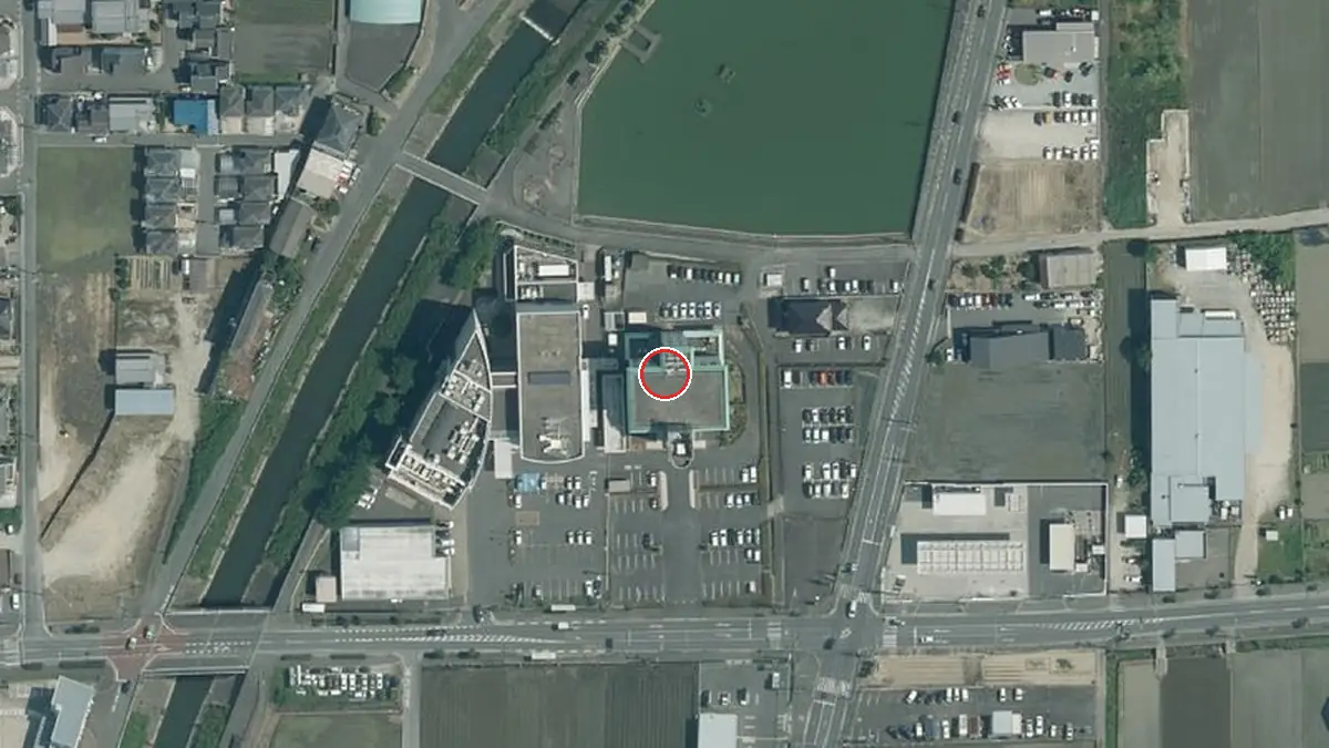 上空から見た広陵町ふるさと会館グリーンパレス（中心の赤い輪が会場の位置）