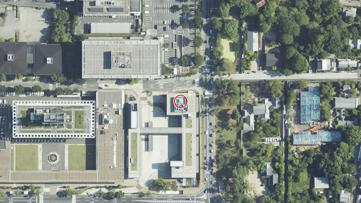 上空から見た奈良公園バスターミナル レクチャーホール（中心の赤い輪が会場の位置）