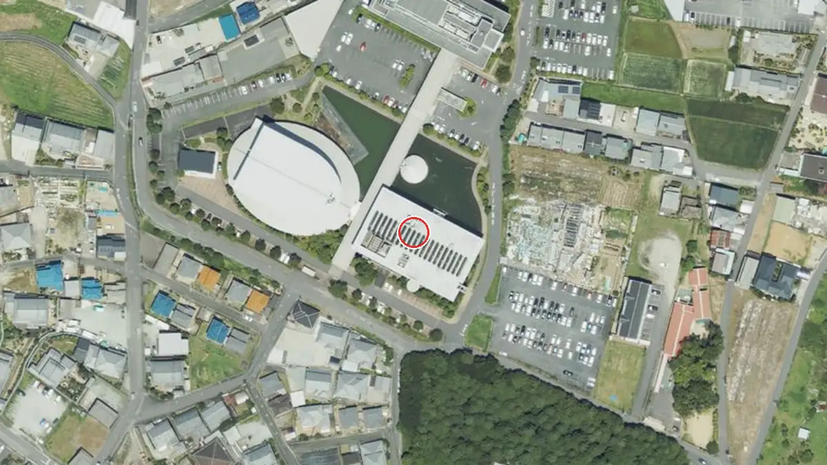 上空から見た大淀町文化会館（中心の赤い輪が会場の位置）