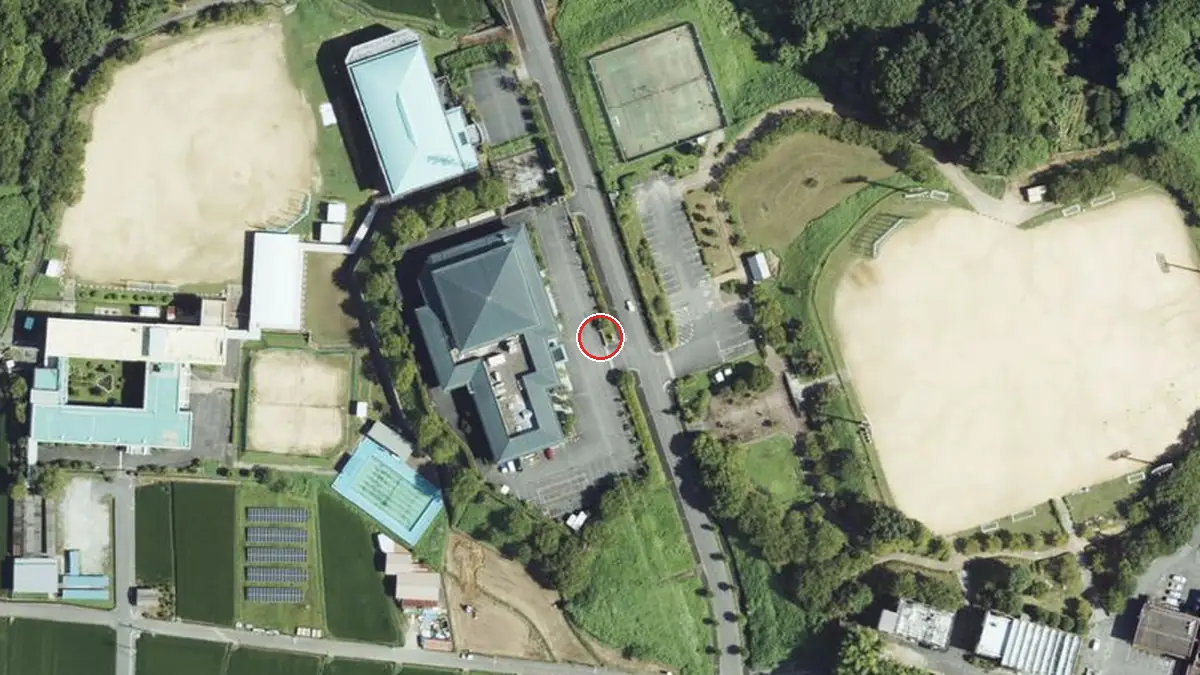 上空から見た高取町 リベルテホール（中心の赤い輪が会場の位置）