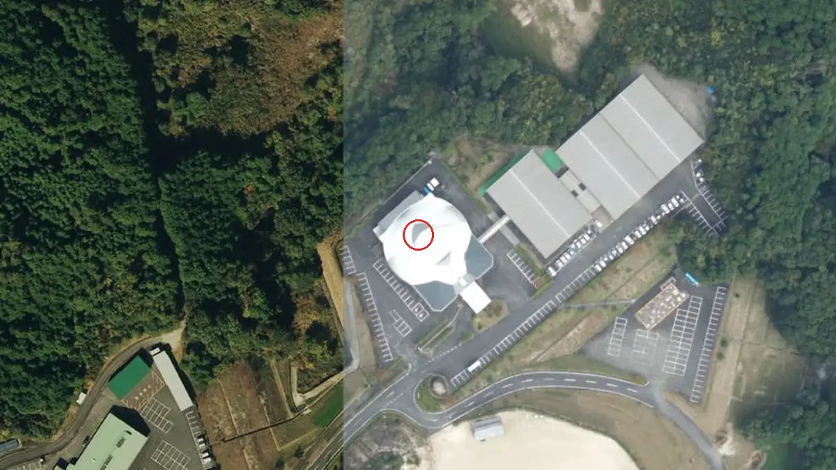 上空から見た山添村ふるさとセンター ふれあいホール（中心の赤い輪が会場の位置）
